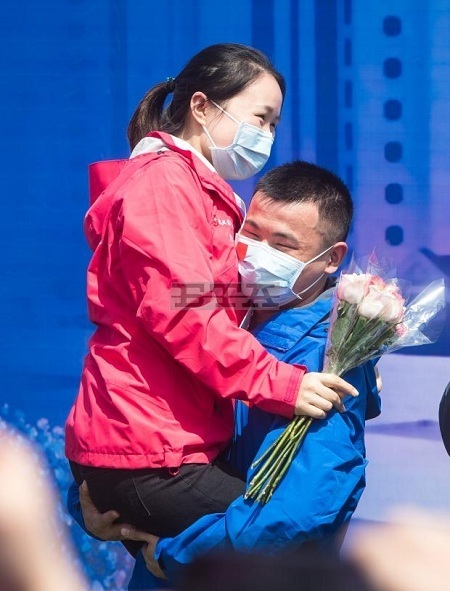 Tình yêu nảy nở của cặp đôi y tá từ nơi bệnh viện dã chiến lạnh lẽo chống dịch Covid-19 ở Vũ Hán - Ảnh 1.