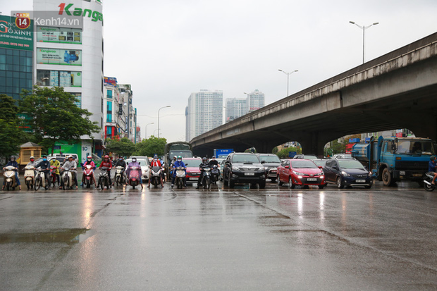 Ảnh: Ngày đầu tiên sau khi nới lỏng cách ly xã hội, đường phố Hà Nội đông đúc kéo dài, người dân chật vật đi làm dưới mưa - Ảnh 1.