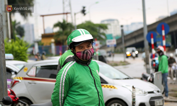 Tài xế xe ôm, taxi trong ngày đầu nới lỏng giãn cách xã hội tại Hà Nội: Hào hứng đi làm lại nhưng chờ từ sáng đến trưa chẳng có khách nào - Ảnh 11.