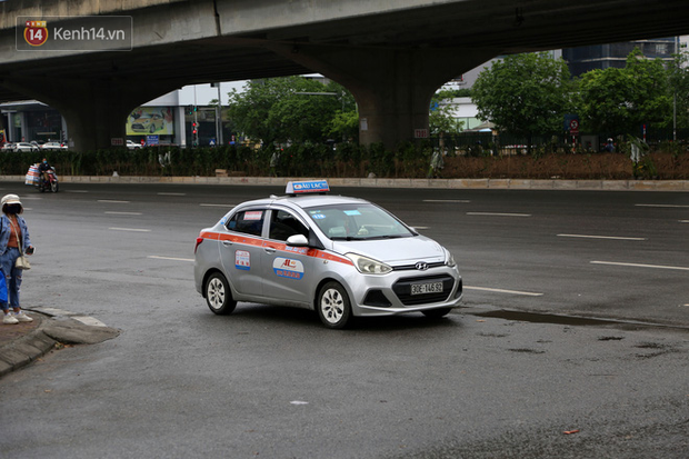 Tài xế xe ôm, taxi trong ngày đầu nới lỏng giãn cách xã hội tại Hà Nội: Hào hứng đi làm lại nhưng chờ từ sáng đến trưa chẳng có khách nào - Ảnh 13.