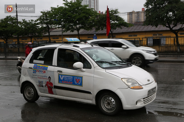 Tài xế xe ôm, taxi trong ngày đầu nới lỏng giãn cách xã hội tại Hà Nội: Hào hứng đi làm lại nhưng chờ từ sáng đến trưa chẳng có khách nào - Ảnh 14.