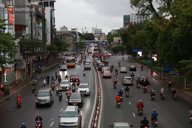 Ảnh: Ngày đầu tiên sau khi nới lỏng cách ly xã hội, đường phố Hà Nội đông đúc kéo dài, người dân chật vật đi làm dưới mưa - Ảnh 3.