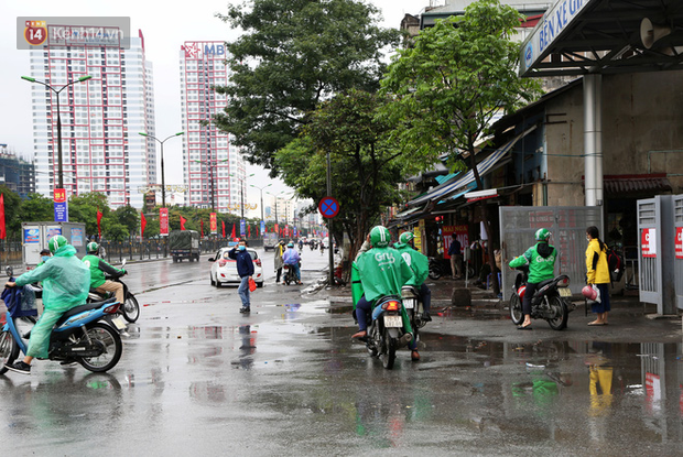 Tài xế xe ôm, taxi trong ngày đầu nới lỏng giãn cách xã hội tại Hà Nội: Hào hứng đi làm lại nhưng chờ từ sáng đến trưa chẳng có khách nào - Ảnh 3.