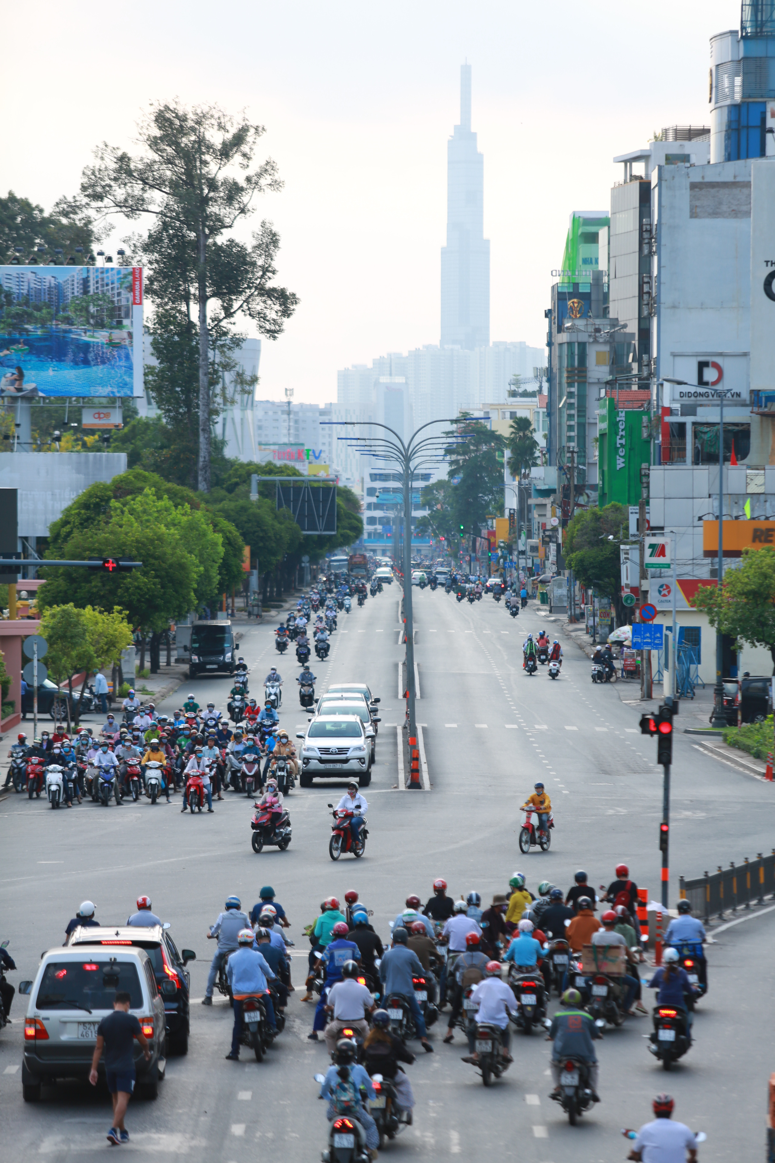 Ảnh] Đường phố nhộn nhịp trở lại, các phương tiện chen chân chờ ...