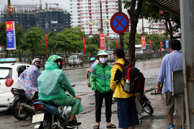 Tài xế xe ôm, taxi trong ngày đầu nới lỏng giãn cách xã hội tại Hà Nội: Hào hứng đi làm lại nhưng chờ từ sáng đến trưa chẳng có khách nào - Ảnh 4.