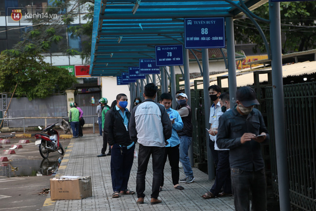 Tài xế xe ôm, taxi trong ngày đầu nới lỏng giãn cách xã hội tại Hà Nội: Hào hứng đi làm lại nhưng chờ từ sáng đến trưa chẳng có khách nào - Ảnh 7.