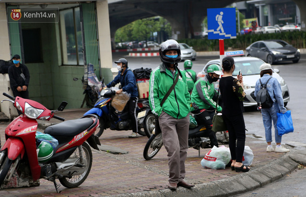 Tài xế xe ôm, taxi trong ngày đầu nới lỏng giãn cách xã hội tại Hà Nội: Hào hứng đi làm lại nhưng chờ từ sáng đến trưa chẳng có khách nào - Ảnh 9.