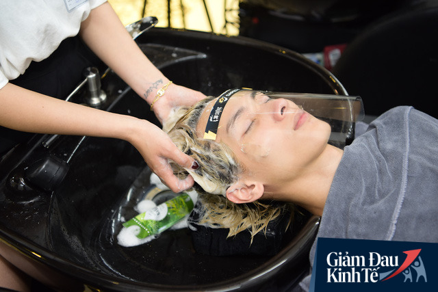 Ngày đầu chuỗi 30Shine mở cửa trở lại: Kín lịch cắt tóc, nhân viên làm việc liên tục từ 7h30 sáng tới 23h khuya - Ảnh 2.