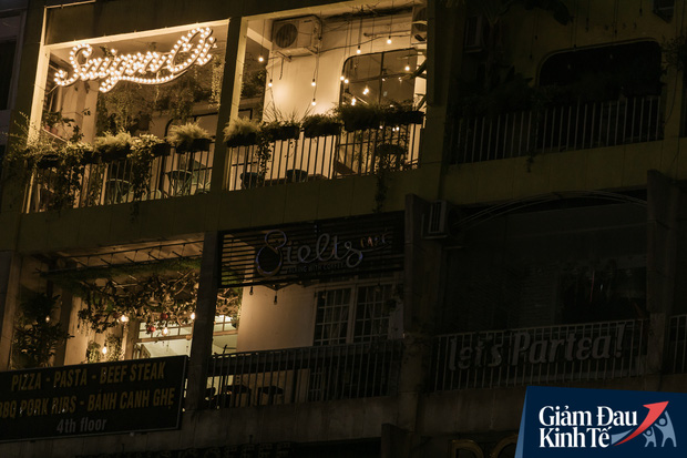 Một loạt quán xá Sài Gòn đã mở cửa trở lại sau chuỗi ngày dài cách ly: Nơi thì tấp nập khách, chỗ vẫn vắng hoe như cũ - Ảnh 11.