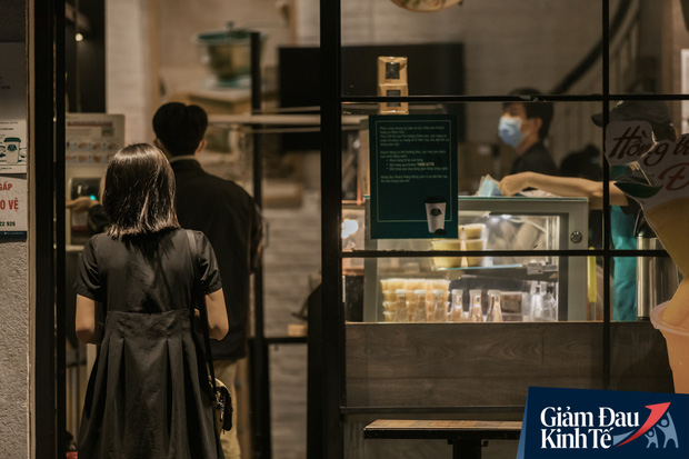 Một loạt quán xá Sài Gòn đã mở cửa trở lại sau chuỗi ngày dài cách ly: Nơi thì tấp nập khách, chỗ vẫn vắng hoe như cũ - Ảnh 14. Một loạt quán xá Sài Gòn đã mở cửa trở lại sau chuỗi ngày dài cách ly: Nơi thì tấp nập khách, chỗ vẫn vắng hoe như cũ - Ảnh 14.