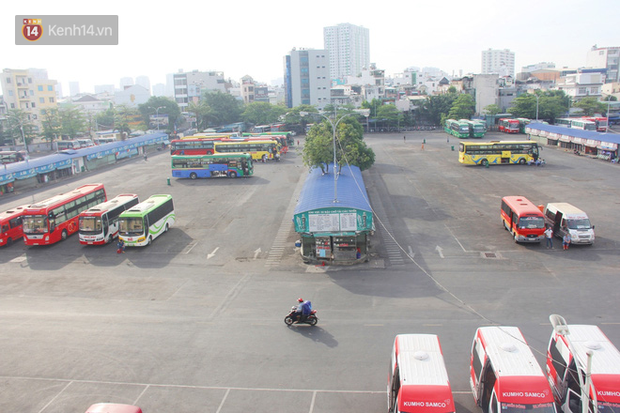 Xe khách, taxi rục rịch hoạt động trở lại, đường phố Sài Gòn chen chúc người di chuyển sau khi nới lỏng cách ly xã hội - Ảnh 14.