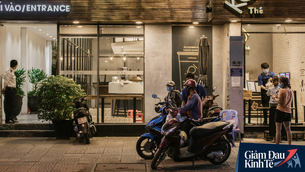Một loạt quán xá Sài Gòn đã mở cửa trở lại sau chuỗi ngày dài cách ly: Nơi thì tấp nập khách, chỗ vẫn vắng hoe như cũ - Ảnh 15. Một loạt quán xá Sài Gòn đã mở cửa trở lại sau chuỗi ngày dài cách ly: Nơi thì tấp nập khách, chỗ vẫn vắng hoe như cũ - Ảnh 15.