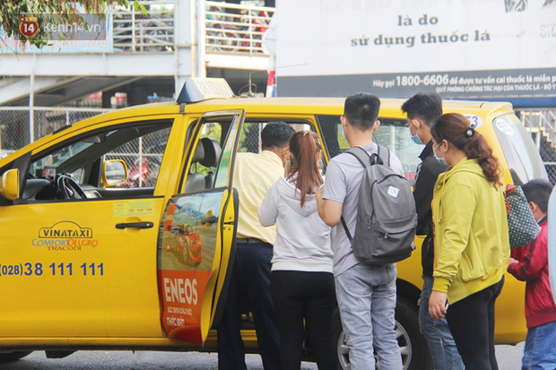 Xe khách, taxi rục rịch hoạt động trở lại, đường phố Sài Gòn chen chúc người di chuyển sau khi nới lỏng cách ly xã hội - Ảnh 15.