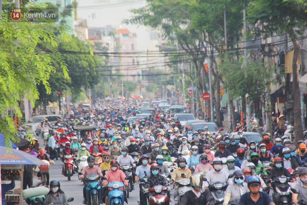 Xe khách, taxi rục rịch hoạt động trở lại, đường phố Sài Gòn chen chúc người di chuyển sau khi nới lỏng cách ly xã hội - Ảnh 19.