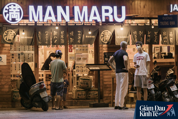 Một loạt quán xá Sài Gòn đã mở cửa trở lại sau chuỗi ngày dài cách ly: Nơi thì tấp nập khách, chỗ vẫn vắng hoe như cũ - Ảnh 3.