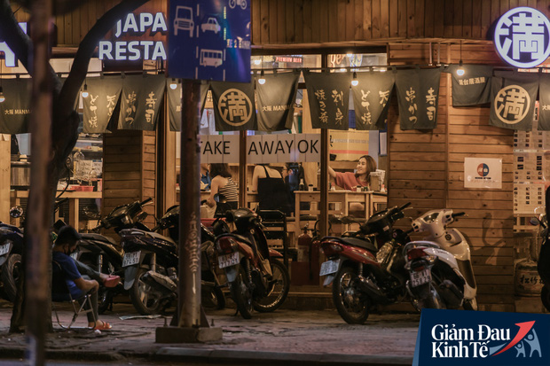 Một loạt quán xá Sài Gòn đã mở cửa trở lại sau chuỗi ngày dài cách ly: Nơi thì tấp nập khách, chỗ vẫn vắng hoe như cũ - Ảnh 4.