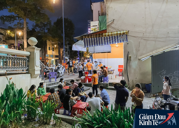 Một loạt quán xá Sài Gòn đã mở cửa trở lại sau chuỗi ngày dài cách ly: Nơi thì tấp nập khách, chỗ vẫn vắng hoe như cũ - Ảnh 7.