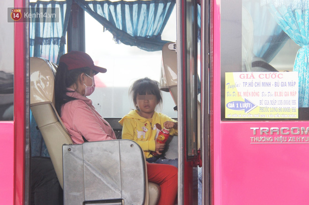 Xe khách, taxi rục rịch hoạt động trở lại, đường phố Sài Gòn chen chúc người di chuyển sau khi nới lỏng cách ly xã hội - Ảnh 7.