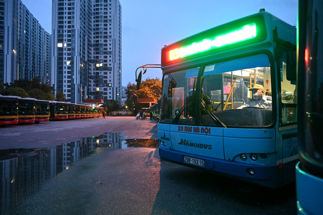  [ẢNH] Vẻ đẹp của gần 200 xe buýt tập kết về bến xếp hàng trong đêm - Ảnh 2.