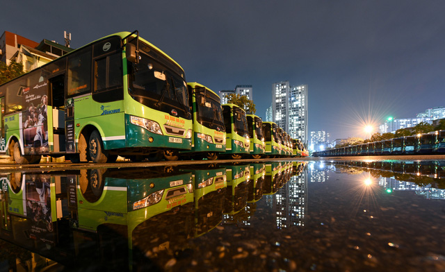 ẢNH] Vẻ đẹp của gần 200 xe buýt tập kết về bến xếp hàng trong đêm