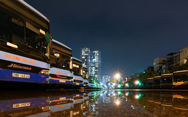  [ẢNH] Vẻ đẹp của gần 200 xe buýt tập kết về bến xếp hàng trong đêm - Ảnh 14.