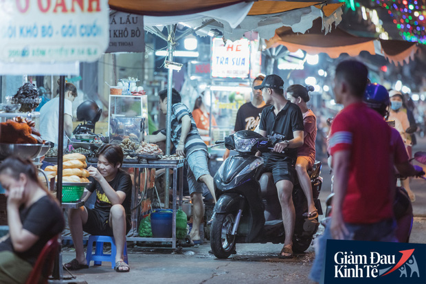  Hàng quán tại khu chợ bình dân nức tiếng nhất Sài Gòn hậu cách ly xã hội: Cảnh tấp nập đã trở lại, người bán và mua vẫn “đề phòng là trên hết”  - Ảnh 1.