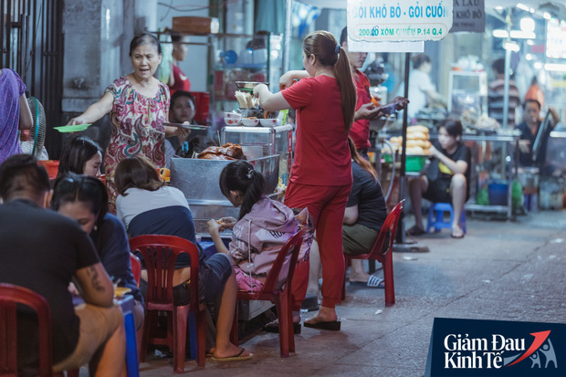  Hàng quán tại khu chợ bình dân nức tiếng nhất Sài Gòn hậu cách ly xã hội: Cảnh tấp nập đã trở lại, người bán và mua vẫn “đề phòng là trên hết”  - Ảnh 2.