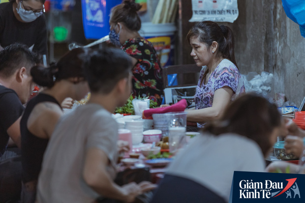  Hàng quán tại khu chợ bình dân nức tiếng nhất Sài Gòn hậu cách ly xã hội: Cảnh tấp nập đã trở lại, người bán và mua vẫn “đề phòng là trên hết”  - Ảnh 11.