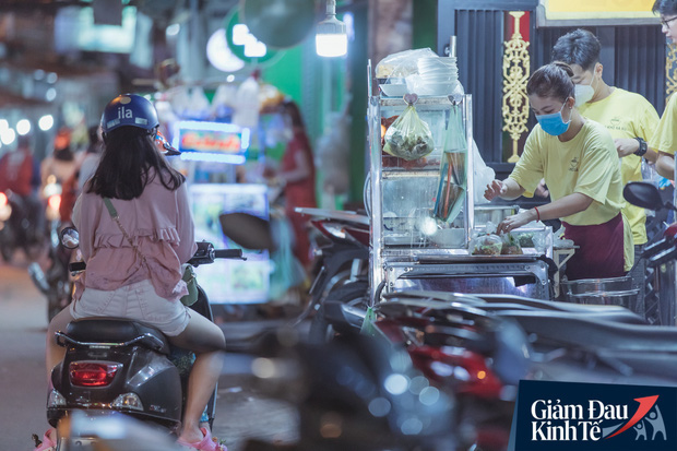  Hàng quán tại khu chợ bình dân nức tiếng nhất Sài Gòn hậu cách ly xã hội: Cảnh tấp nập đã trở lại, người bán và mua vẫn “đề phòng là trên hết”  - Ảnh 13.