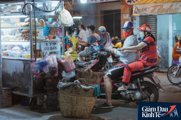  Hàng quán tại khu chợ bình dân nức tiếng nhất Sài Gòn hậu cách ly xã hội: Cảnh tấp nập đã trở lại, người bán và mua vẫn “đề phòng là trên hết”  - Ảnh 14.