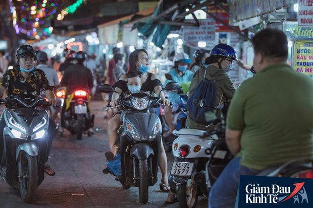  Hàng quán tại khu chợ bình dân nức tiếng nhất Sài Gòn hậu cách ly xã hội: Cảnh tấp nập đã trở lại, người bán và mua vẫn “đề phòng là trên hết”  - Ảnh 15.