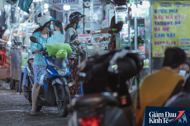  Hàng quán tại khu chợ bình dân nức tiếng nhất Sài Gòn hậu cách ly xã hội: Cảnh tấp nập đã trở lại, người bán và mua vẫn “đề phòng là trên hết”  - Ảnh 16.