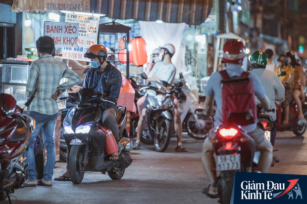  Hàng quán tại khu chợ bình dân nức tiếng nhất Sài Gòn hậu cách ly xã hội: Cảnh tấp nập đã trở lại, người bán và mua vẫn “đề phòng là trên hết”  - Ảnh 7.