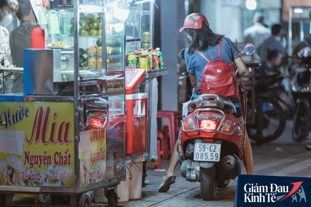  Hàng quán tại khu chợ bình dân nức tiếng nhất Sài Gòn hậu cách ly xã hội: Cảnh tấp nập đã trở lại, người bán và mua vẫn “đề phòng là trên hết”  - Ảnh 8.