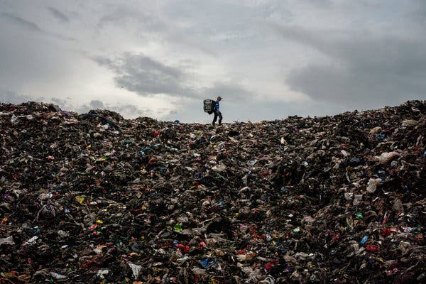 Ám ảnh những phận đời nhặt rác ở Indonesia: Thà chịu nhiễm Covid-19 còn hơn chết đói - Ảnh 3.