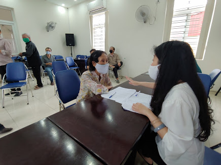 Niềm vui của dân nghèo Hà Nội nhận tiền hỗ trợ do dịch COVID-19 trong ngày đầu nghỉ Lễ - Ảnh 11.