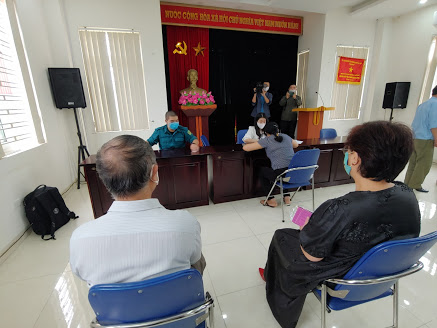 Niềm vui của dân nghèo Hà Nội nhận tiền hỗ trợ do dịch COVID-19 trong ngày đầu nghỉ Lễ - Ảnh 12. Niềm vui của dân nghèo Hà Nội nhận tiền hỗ trợ do dịch COVID-19 trong ngày đầu nghỉ Lễ - Ảnh 12.