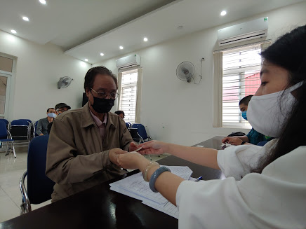 Niềm vui của dân nghèo Hà Nội nhận tiền hỗ trợ do dịch COVID-19 trong ngày đầu nghỉ Lễ - Ảnh 6.