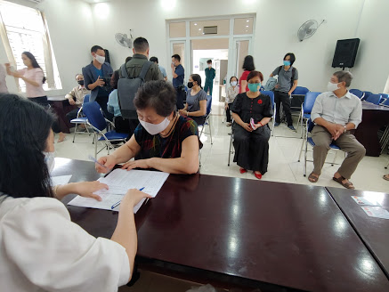 Niềm vui của dân nghèo Hà Nội nhận tiền hỗ trợ do dịch COVID-19 trong ngày đầu nghỉ Lễ - Ảnh 8.