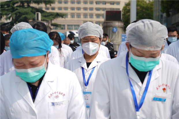 Ảnh: Trung Quốc tổ chức tưởng niệm nạn nhân Covid-19 trong ngày Thanh minh - Ảnh 14. Ảnh: Trung Quốc tổ chức tưởng niệm nạn nhân Covid-19 trong ngày Thanh minh - Ảnh 14.