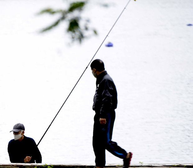 Người Hà Nội chui rào vào Công viên Thống Nhất tập thể dục, câu cá giữa dịch Covid-19 - Ảnh 7.