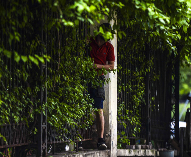 Người Hà Nội chui rào vào Công viên Thống Nhất tập thể dục, câu cá giữa dịch Covid-19 - Ảnh 10.