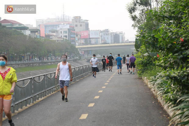 Hà Nội: Bất chấp chỉ thị cách ly xã hội, nhiều người dân vẫn tấp nập ra bờ sông Tô Lịch tập thể dục - Ảnh 13.