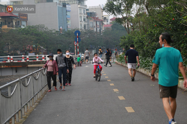 Hà Nội: Bất chấp chỉ thị cách ly xã hội, nhiều người dân vẫn tấp nập ra bờ sông Tô Lịch tập thể dục - Ảnh 5.