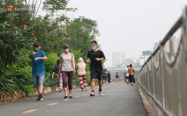 Hà Nội: Bất chấp chỉ thị cách ly xã hội, nhiều người dân vẫn tấp nập ra bờ sông Tô Lịch tập thể dục - Ảnh 7.