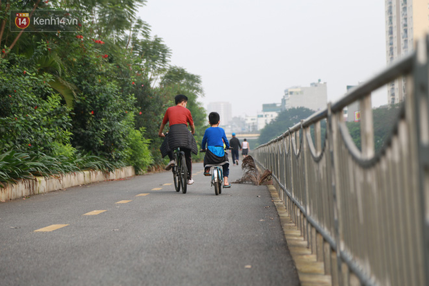 Hà Nội: Bất chấp chỉ thị cách ly xã hội, nhiều người dân vẫn tấp nập ra bờ sông Tô Lịch tập thể dục - Ảnh 8.