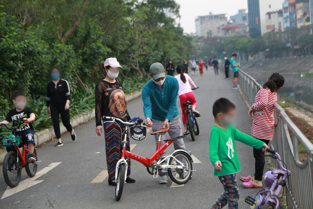 Hà Nội: Bất chấp chỉ thị cách ly xã hội, nhiều người dân vẫn tấp nập ra bờ sông Tô Lịch tập thể dục - Ảnh 9.