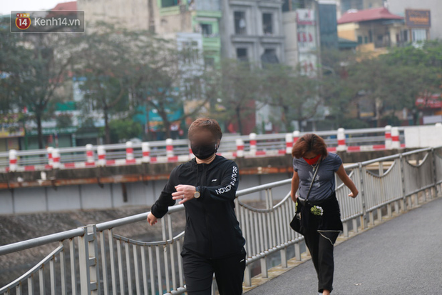 Hà Nội: Bất chấp chỉ thị cách ly xã hội, nhiều người dân vẫn tấp nập ra bờ sông Tô Lịch tập thể dục - Ảnh 10.