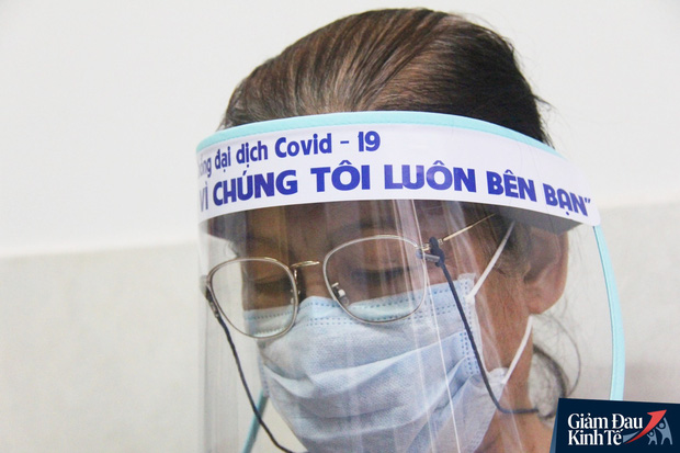 Gặp nữ tiểu thương Sài Gòn xuất hiện trên loạt báo quốc tế khi cùng nhóm bạn tự làm hơn 1.500 chiếc mặt nạ ngăn giọt bắn, tặng các y bác sĩ chống dịch Covid-19 - Ảnh 15.