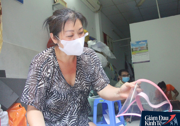 Gặp nữ tiểu thương Sài Gòn xuất hiện trên loạt báo quốc tế khi cùng nhóm bạn tự làm hơn 1.500 chiếc mặt nạ ngăn giọt bắn, tặng các y bác sĩ chống dịch Covid-19 - Ảnh 7.
